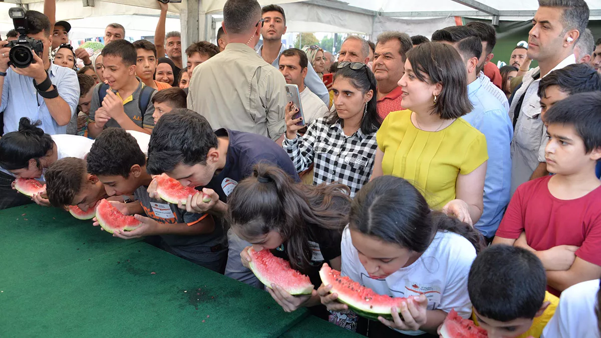 Diyarbakır'da 12'nci karpuz festivali çeşitli etkinliklerle düzenlendi. Festivalde yapılan en ağır karpuz yarışmasını, üretici i̇kram atlı yetiştirdiği 51 kilo 400 gram ağırlığındaki karpuz ile kazandı.