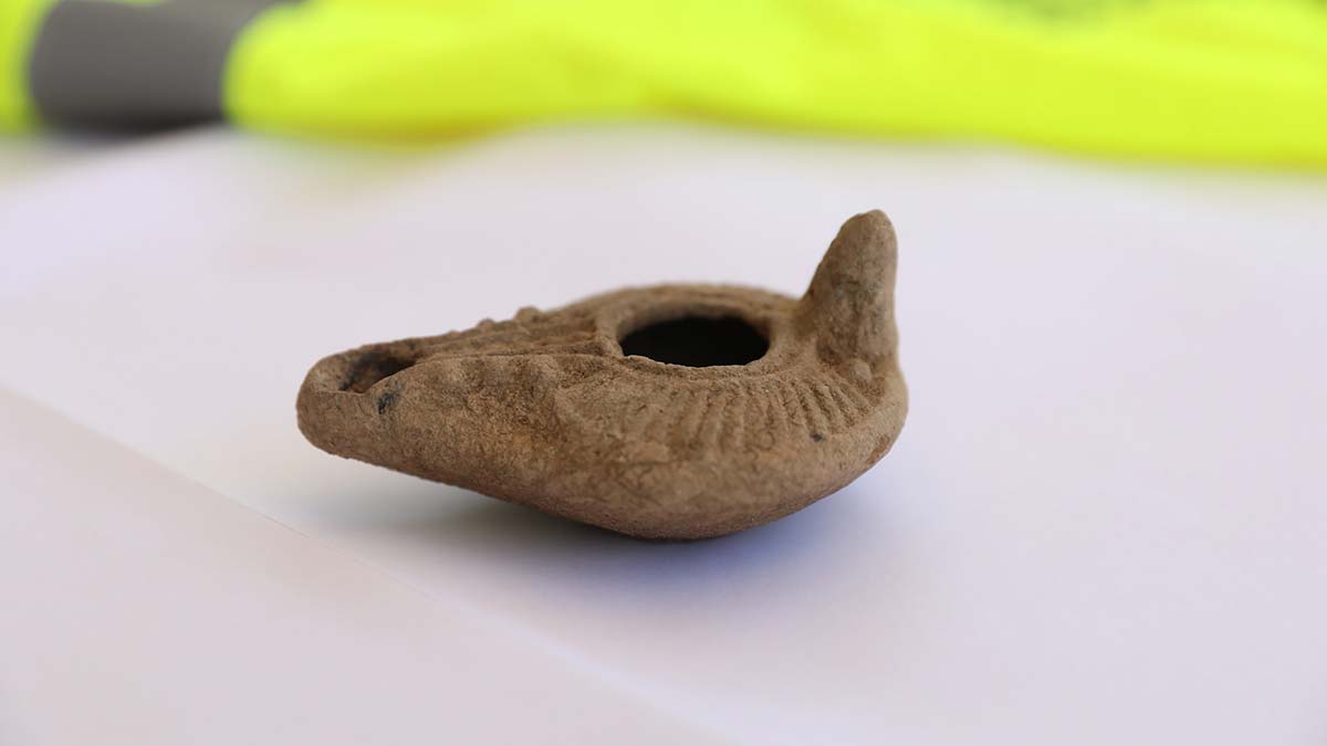 Tarihi surlarda 1500 yıllık kandil bulundu