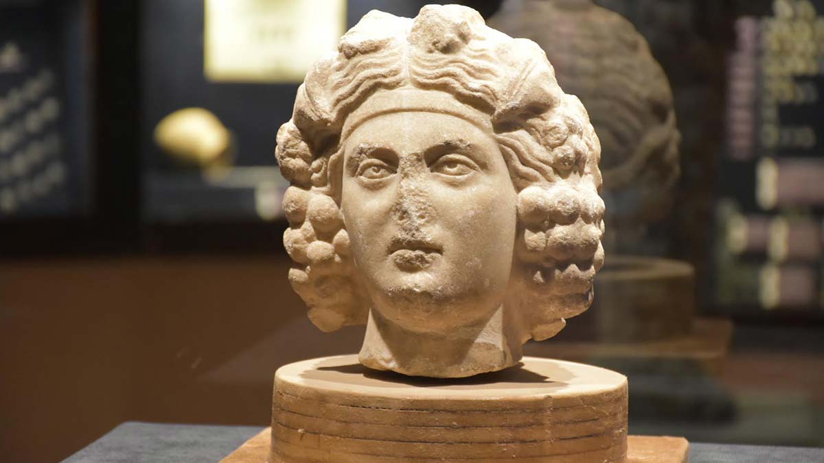 Dionysos'a ait heykel başları sergileniyor