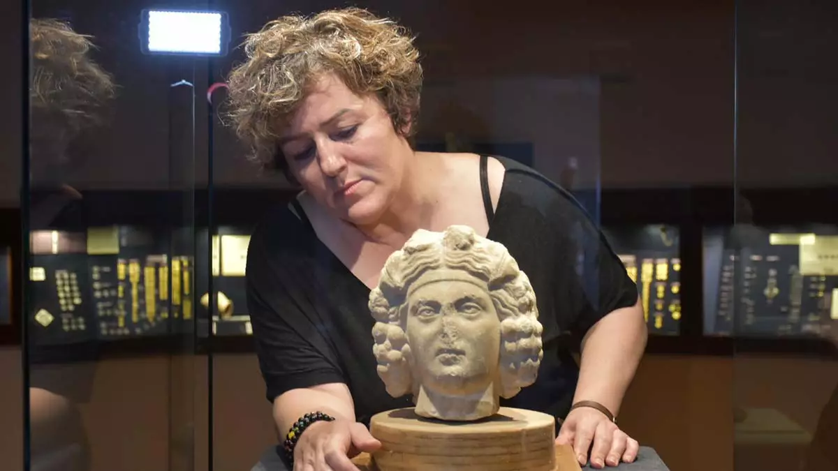 Müze uzmanı elvan tural tercan, "i̇lki roma dönemine ait 2 bin yıllık, ikincisi helenistik döneme ait 2 bin 300 yıllık eser" dedi.