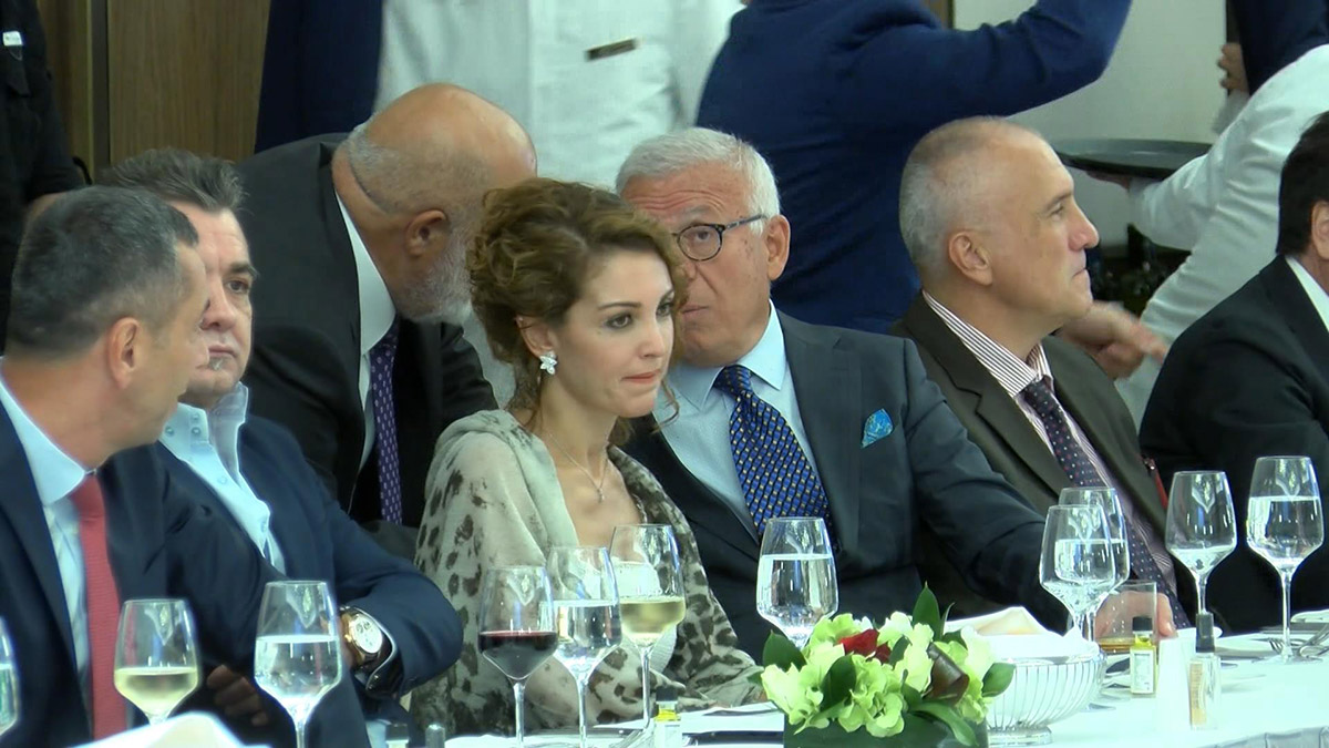 Rusya Federasyonu Moskova Hükümeti Dış İlişkiler ve Uluslararası İlişkiler Bakanı Sergey Çeryomin onuruna verdiği yemek öncesi konuşan Doğu Perinçek, "Dolar saltanatı çöküyor. Dünyanın haracını yiyen ABD ekonomisi için çanlar çalıyor. Atlantik sisteminin efendisi her yerde yeniliyor" dedi.