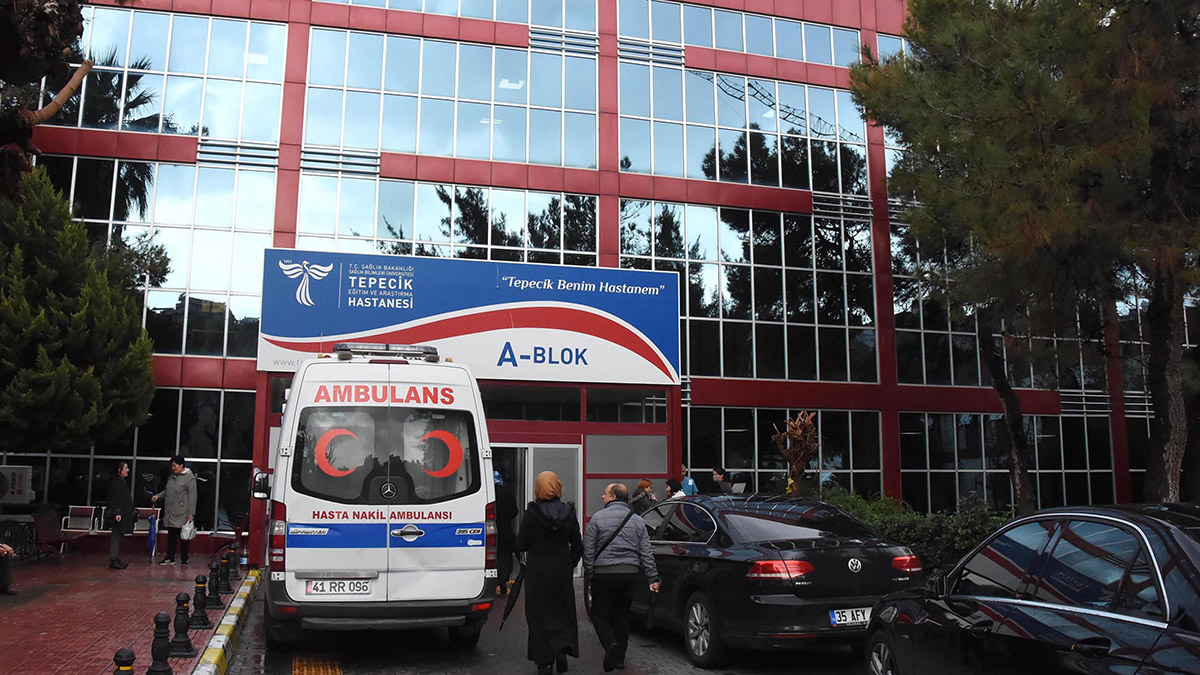 İzmir Tepecik Eğitim ve Araştırma Hastanesi'nde asistan doktor M.T.'yi makasla kovalayıp, yumruk atan İbrahim Poyraz'a, 2 ayrı suçtan 2 yıl 7 ay 15 gün hapis cezası verildi, makas silah sayıldı ve sanığa indirim uygulanmadı.