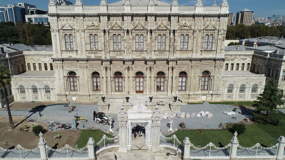 Dolmabahçe Sarayı'nın tüm altyapısı ve peyzaj düzenlemesi için kapsamlı bir yenileme çalışması yürütülüyor. Projede mimar, inşaat, elektrik ve makine mühendisinden oluşan 80 kişilik bir ekip çalışıyor.