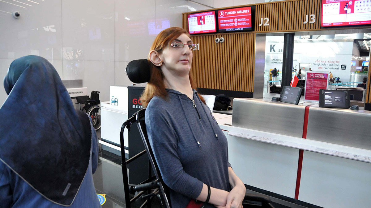 Dünyanın en uzun boylu kadını Rumeysa Gelgi, ABD'ye gitti. Hayatında ilk kez uçak yolculuğu yapacak olan Gelgi'nin, San Francisco yolcuğu 13 saat sürecek.