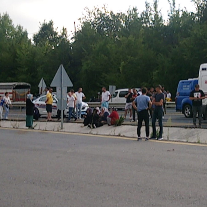 Refüje çarpan motosiklette 2 kişi can verdi