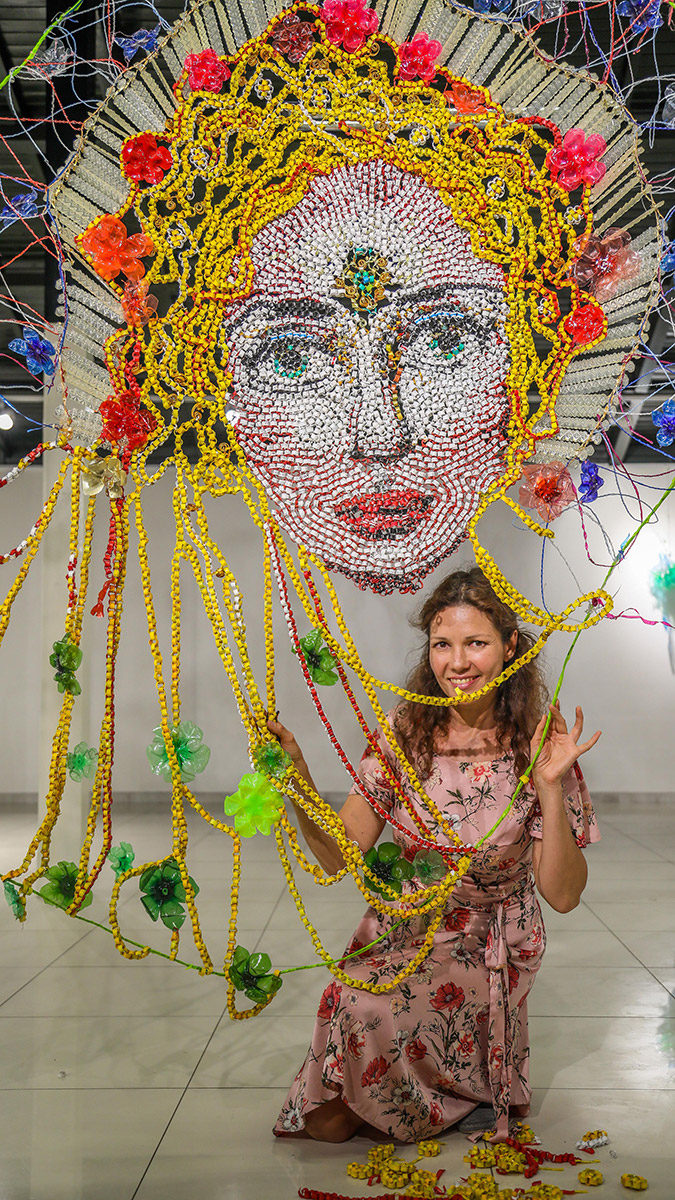 Antalya'da yaşayan, Rus asıllı geri dönüşüm sanatçısı Güzel Amirova (45), ekmek poşeti klipslerinden çöp poşetine, plastik şişeden gazoz kapağına birçok farklı materyali kullanarak yaptığı heykellerle çevreye ve ekosisteme dikkat çekmeye çalışıyor.