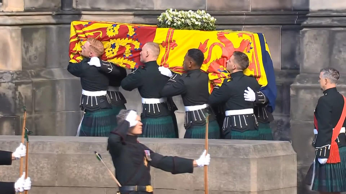 İngiltere Kraliçesi 2. Elizabeth'in naaşı St. Giles Katedrali'ne resmi törenle getirildi. Burada, Kral III. Charles ve Konsort Kraliçe Camilla'nın katılımıyla Kraliçe Elizabeth için ayin düzenlenecek.