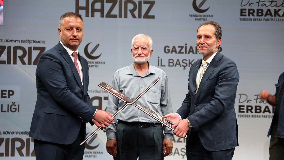 Yeniden Refah Partisi Genel Başkanı Fatih Erbakan, 6’lı masanın toplantıları ile ilgili altın günü benzetmesi yaparak, "6’lı masada birleşen muhalefet ülkenin içinde bulunduğu sürece proje üretmiyor. Toplantılar altın gününe döndü" dedi.