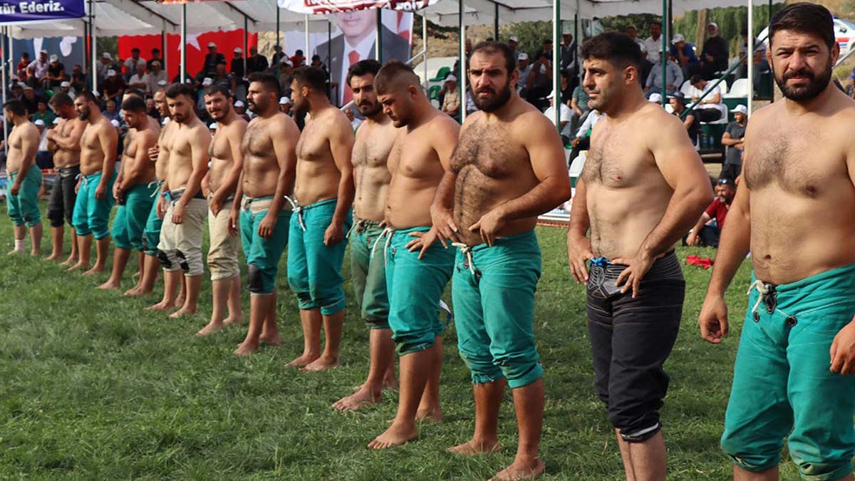 Erzurum’un Tortum ilçesinde yapılan 132'nci Geleneksel Uluslararası Altın Kemer Karakucak Güreşleri’nde başpehlivanlığı finalde Rıza Yıldırım’ı mağlup eden Kenan Gör kazandı. 530 güreşçinin katıldığı nefes kesen güreşlerde meydan ağalığı açık artırmasında 120 bin lira bağış ile iş insanı Ömer Düzgün oldu.