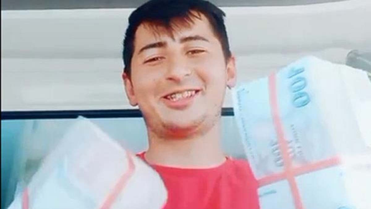 Denizli'de, hırsızlık için girdiği evden 240 bin liralık altın çalan Abdulbaki Kurt (24), kuyumcuda bozdurarak aldığı paraları gösterip, İbrahim Tatlıses'in 'Eşek gibi çalışıyorum, gecem gündüzüm belli değil' sözleriyle sosyal medyadan paylaşım yaptı.