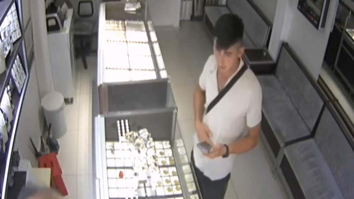 Denizli'de, hırsızlık için girdiği evden 240 bin liralık altın çalan Abdulbaki Kurt (24), kuyumcuda bozdurarak aldığı paraları gösterip, İbrahim Tatlıses'in 'Eşek gibi çalışıyorum, gecem gündüzüm belli değil' sözleriyle sosyal medyadan paylaşım yaptı.