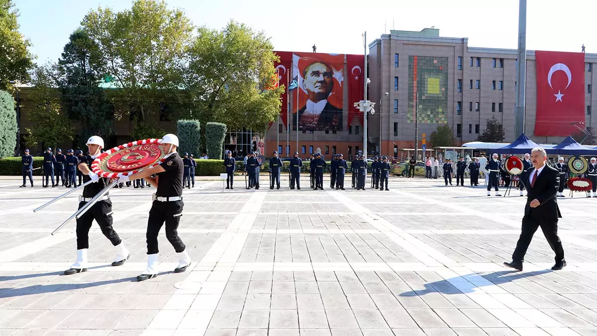 Eskişehir'in düşman işgalinden kurtuluşunun 100'üncü yıl dönümü, kentte düzenlenen törenle kutlandı.