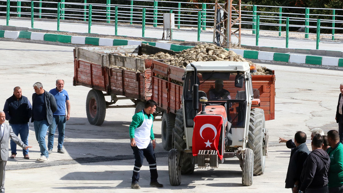 Eskişehir'de Kazım Taşkent Şeker Fabrikası'nda pancar sezonu açıldı. Fabrika müdürü Mehmet Yüksel, kampanya döneminde 790 bin ton şeker pancarının işlenerek yaklaşık 105 bin ton kristal şeker üretileceğini söyledi.