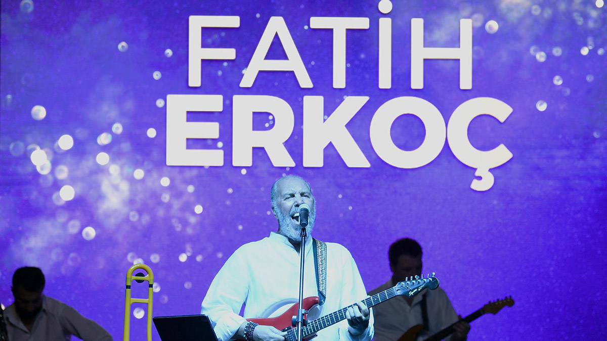 Aydın'ın Kuşadası ilçesinde, bu yıl 25'incisi düzenlenen Altın Güvercin Beste Yarışması'nın ilk gününde Fatih Erkoç sahne aldı.