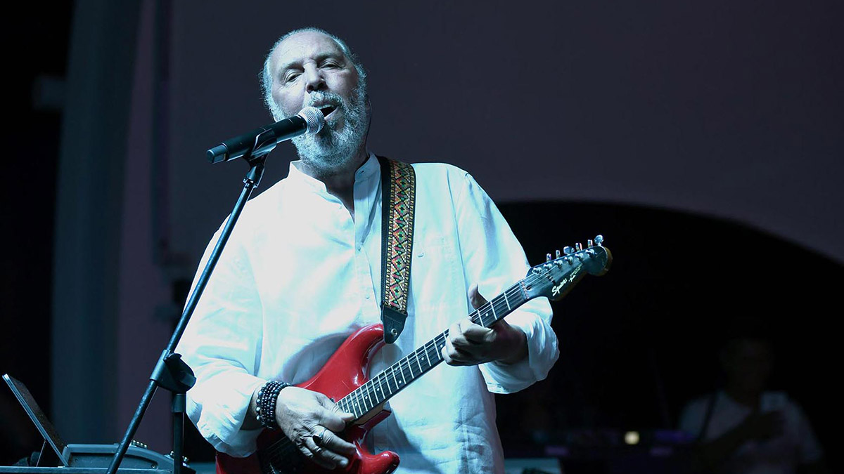 Altın Güvercin Beste Yarışması'nda Fatih Erkoç sahne aldı