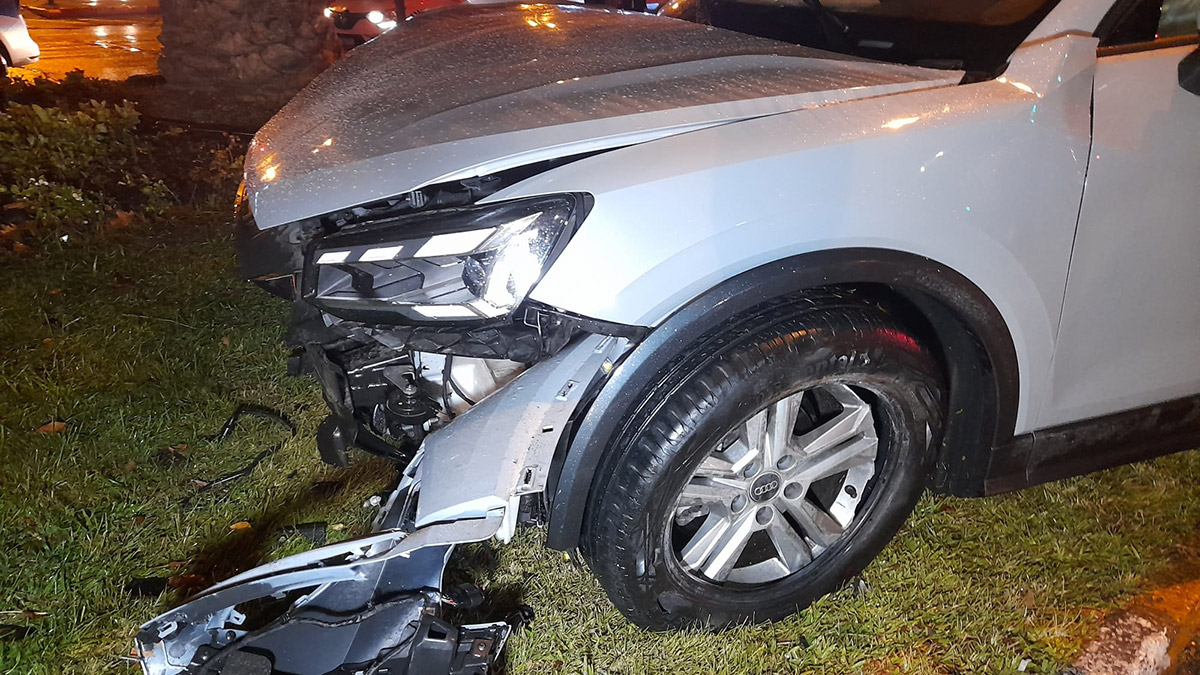 Otomobil tur otobüsüne çarptı; Yaralılar var