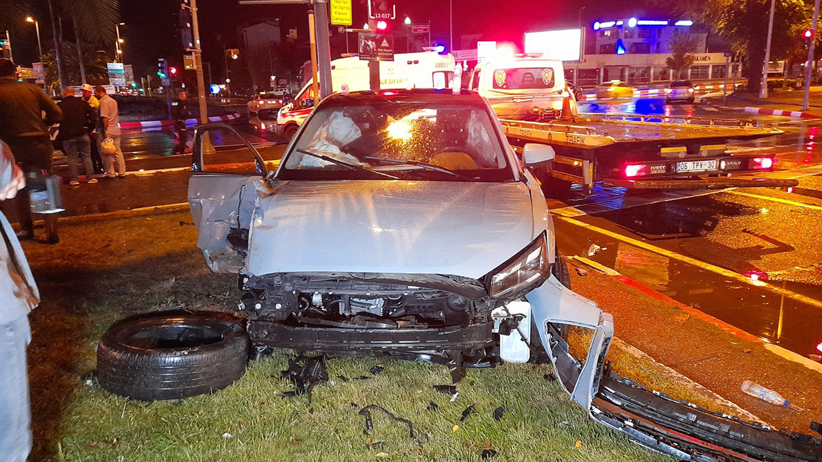 Fatih'te gece saatlerinde otomobil tur otobüsüne çarptı. Kavşaktan dönmek isteyen yabancı plakalı tur otobüsüne, aynı istikamette seyir halindeki otomobil arkadan çarptı.