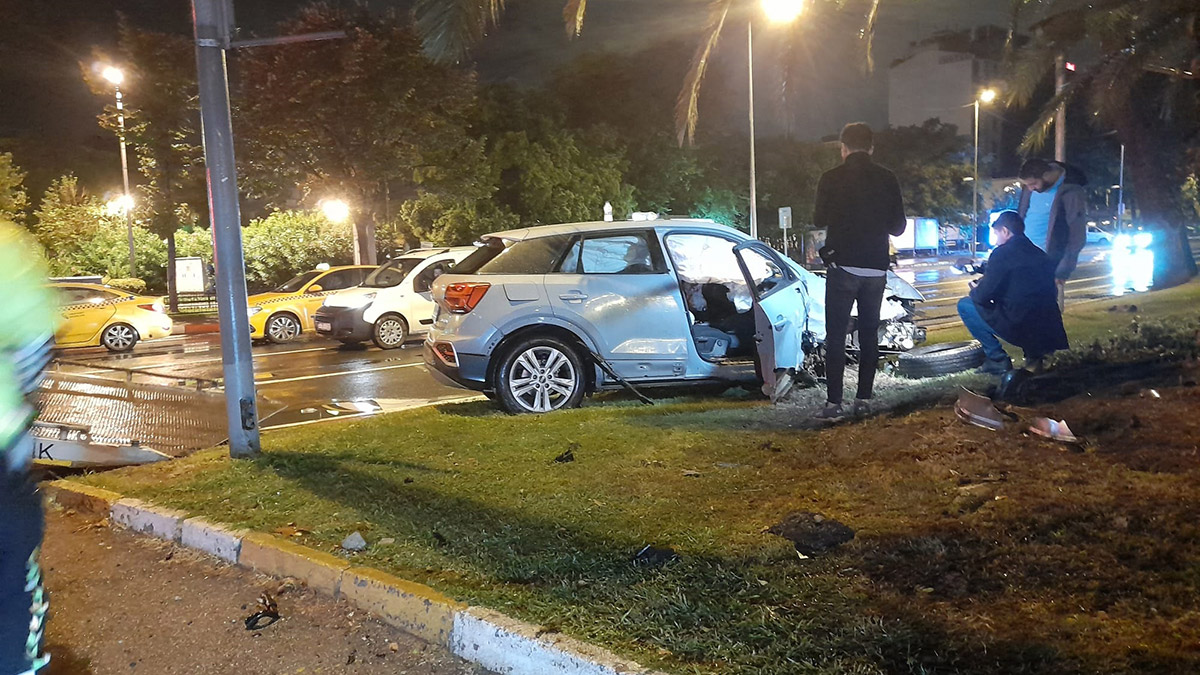 Otomobil tur otobüsüne çarptı; Yaralılar var