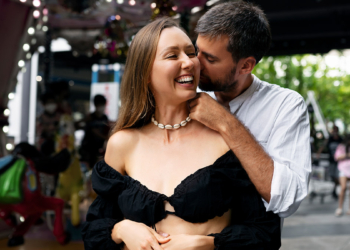 Fısıldasınlar adımı(usulca)