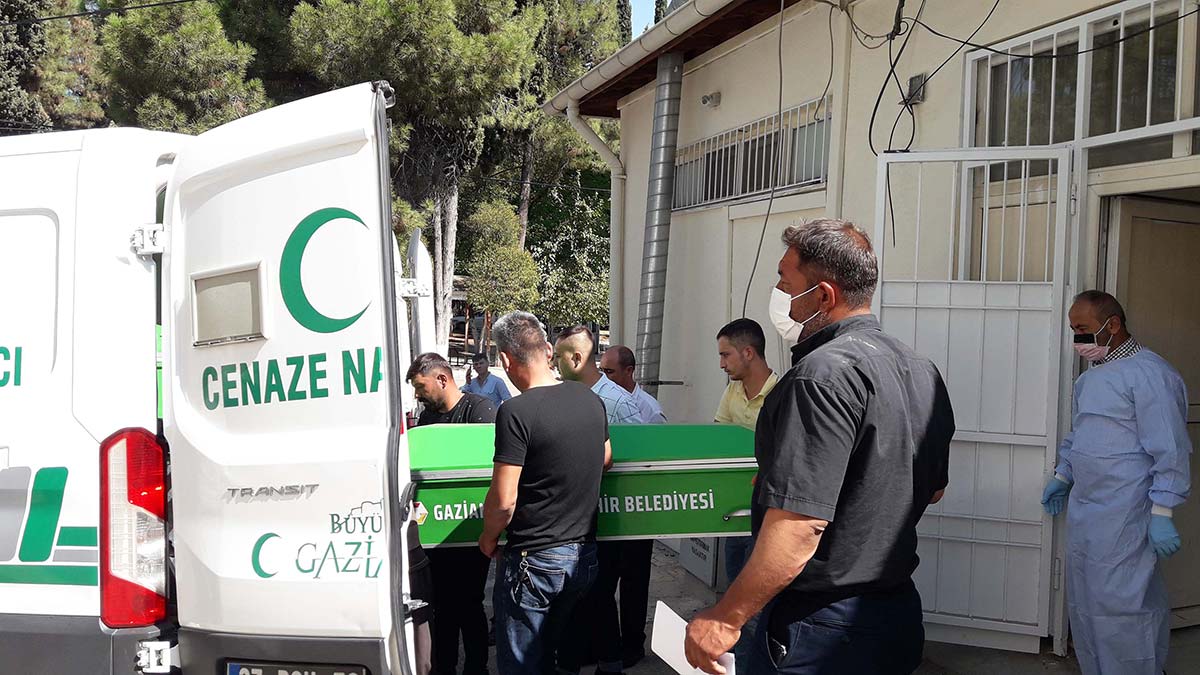 Gaziantep'te baba oğulun cenazeleri aileye teslim edildi