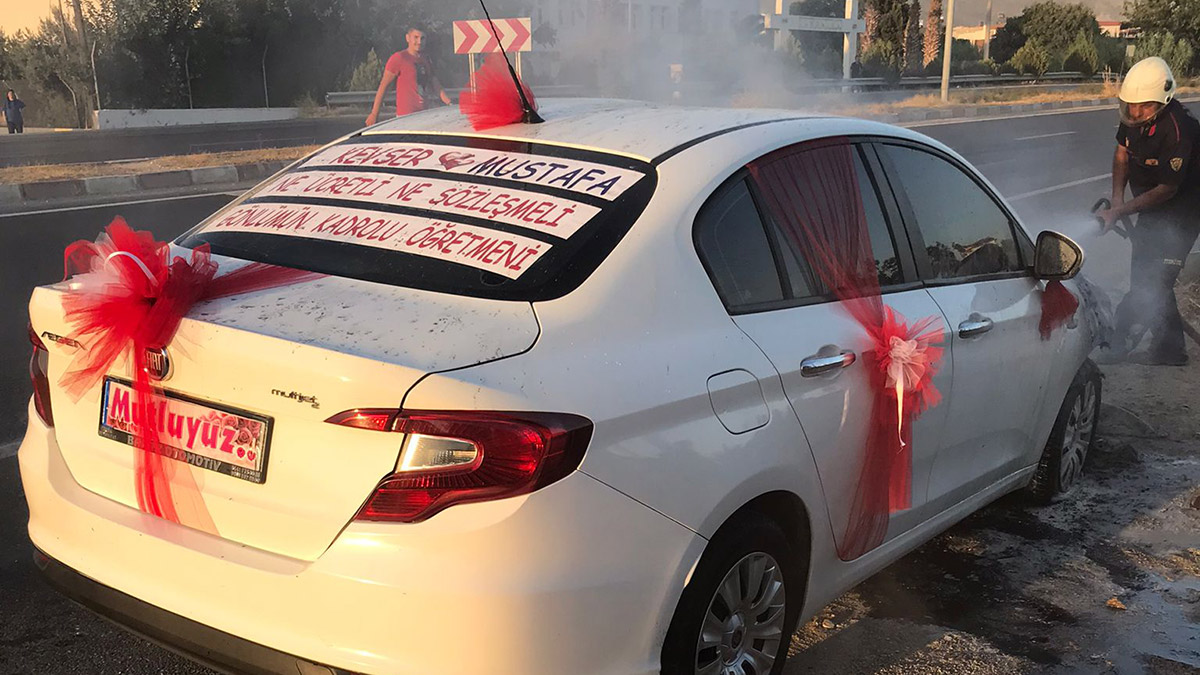 Gelin otomobili çift indikten sonra yandı