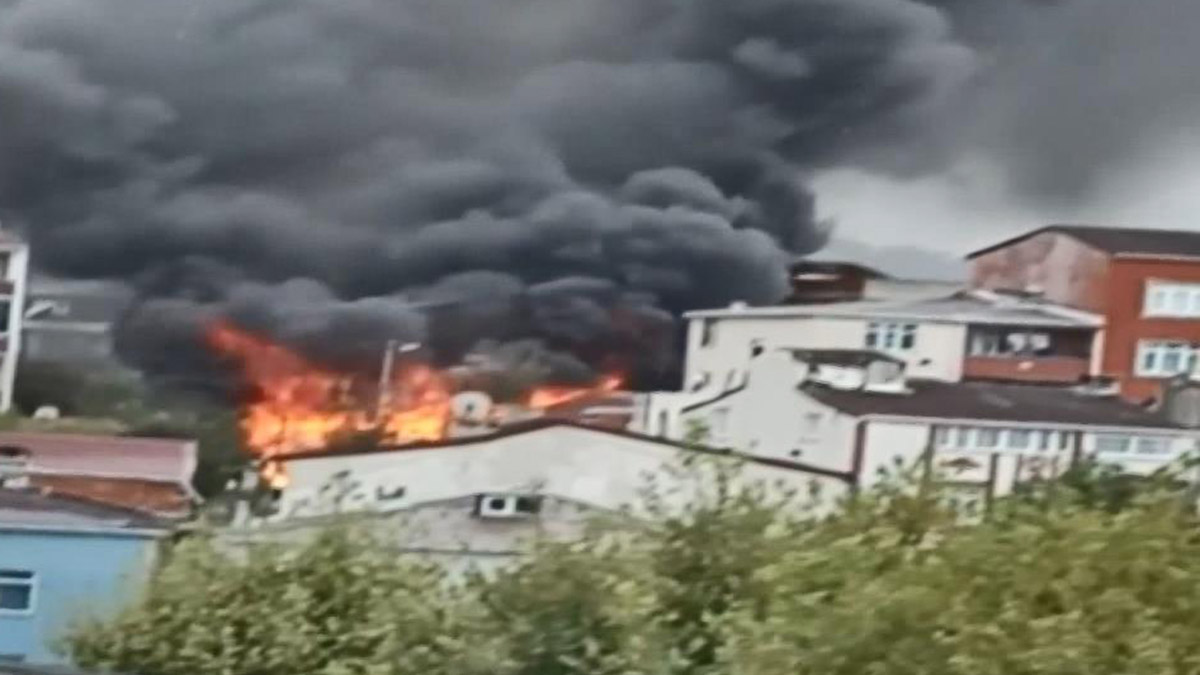 Arnavutköy'de oto tamirhanesinde yangın