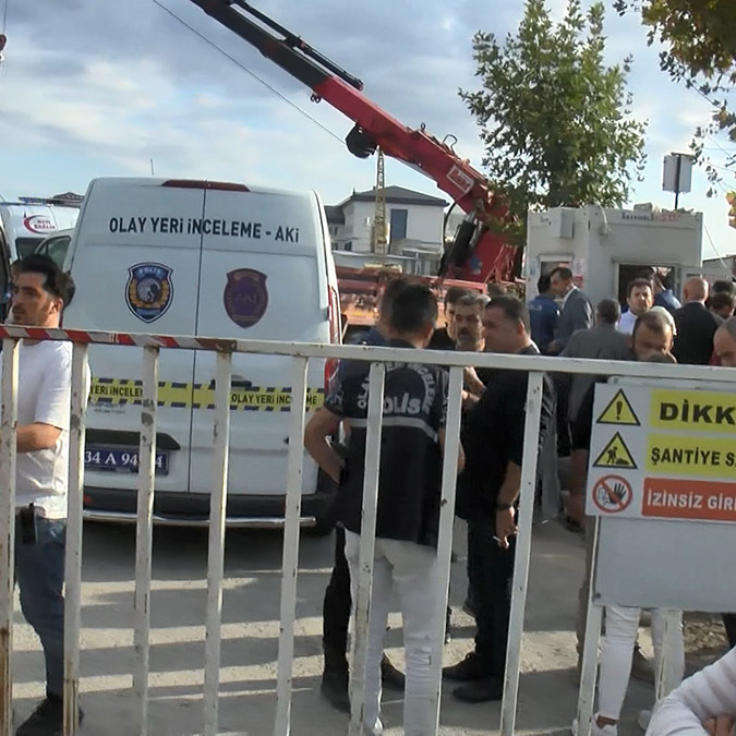 Sancaktepe'de kule vinç devrildi: 2 ölü