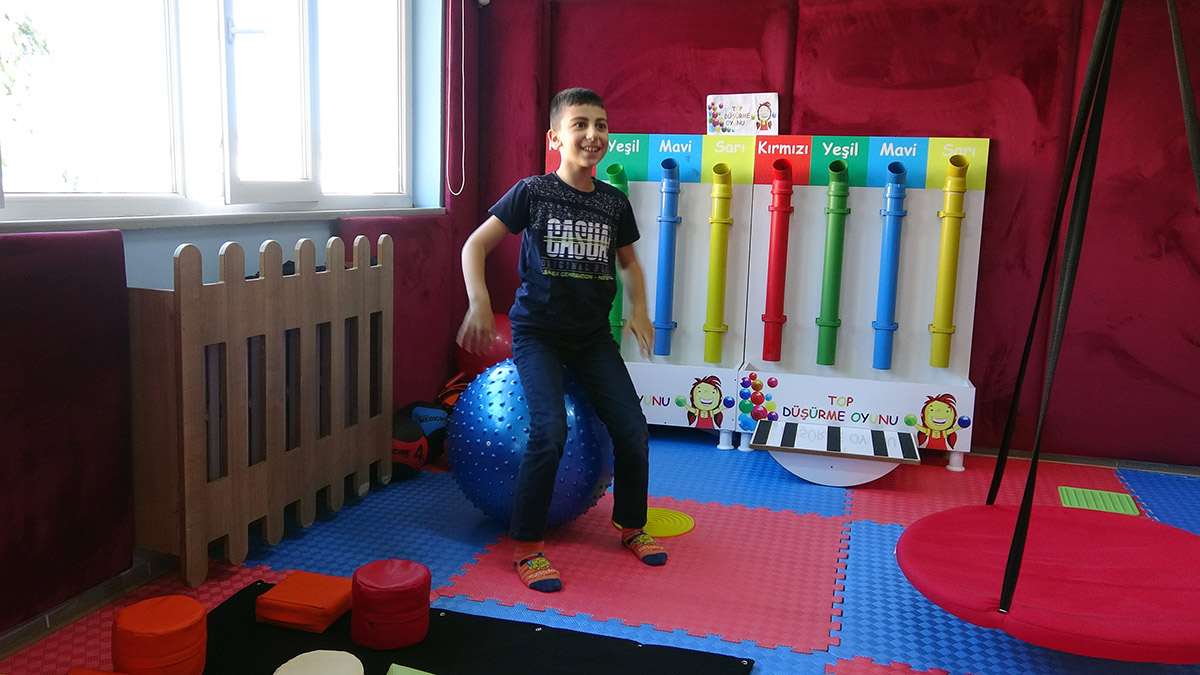 Trabzon’da, geçen yıl 7 katlı apartmanın terasından düşüp, ağır yaralı kaldırıldığı hastanede hayatını kaybeden görme engelli Duru Kurt’un (9), olay günü ailesiyle kornea nakli olmak üzere Ankara’ya gideceği ortaya çıktı.