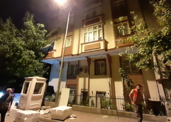 Güngören'de 4 katlı binada çatlak oluştu; 2 bina boşaltıldı