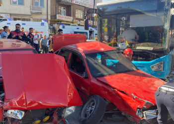 halk otobüsü 4 araç ile büfeye çarptı: 7 yaralı