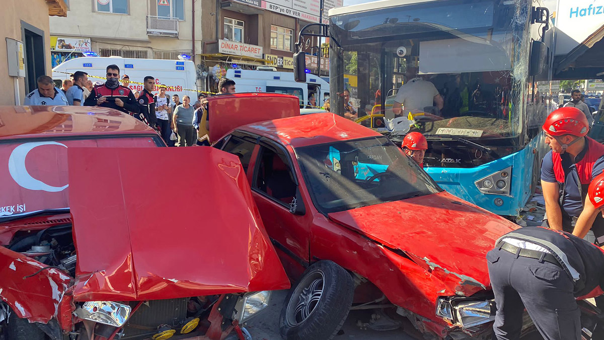 halk otobüsü 4 araç ile büfeye çarptı: 7 yaralı