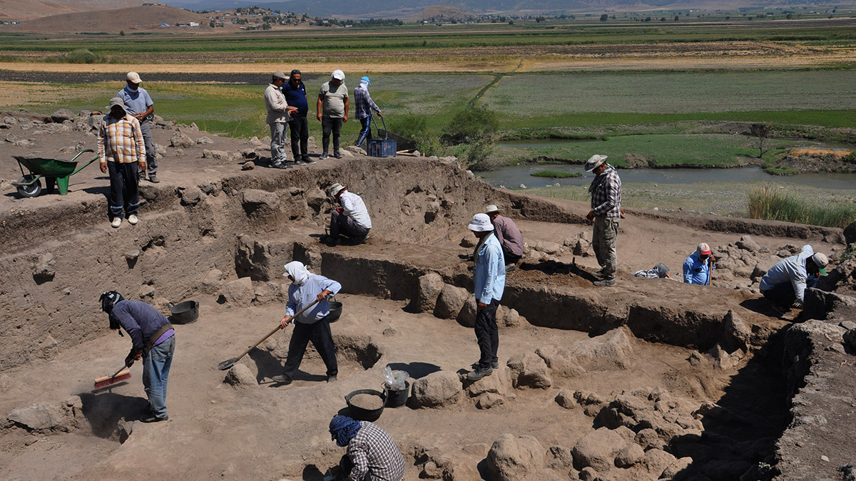 Gaziantep'te Hamaç Höyük'te 15 farklı alanda yürütülen 2'nci sezon kazı çalışmalarında, Helenistik döneme ait bronz sikke bulundu.