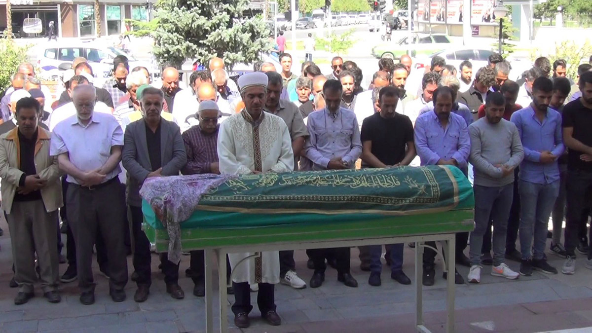 Erzincan’da 2 çocuk annesi Handan Ö. (30), hakkında uzaklaştırma kararı bulunan kocası Ahmet Ö. (31) tarafından 20 bıçak darbesiyle öldürüldü. Katil zanlısı Ahmet Ö., olaydan sonra polis merkezine giderek teslim oldu.