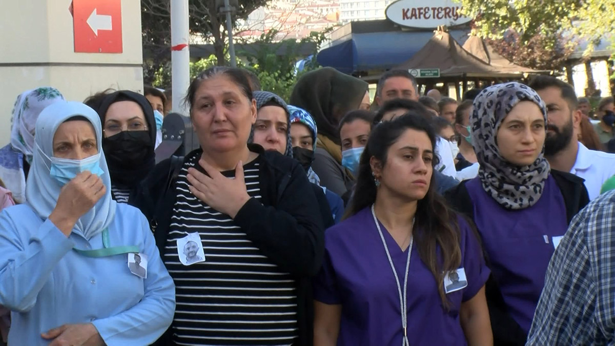 Esenyurt'ta, 'Sessiz olun' uyarısı yüzünden bıçaklanarak öldürülen hastanenin güvenlik görevlisi Tuğrul Okudan için, Necmi Kadıoğlu Devlet Hastanesi bahçesinde açıklama yapıldı. Hastanenin Başhekim Yardımcısı Doktor Adem Polat, "Hasta yakınları tarafından vicdansızca ve canice şehit edilmiştir" dedi.