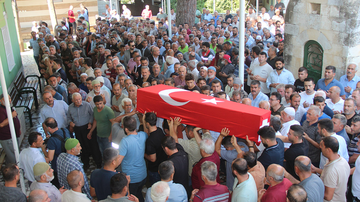 Öldürülen av koruma memuru toprağa verildi