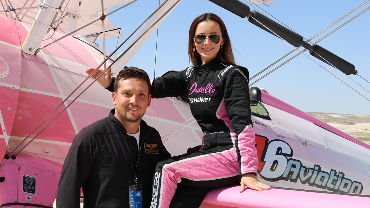 Akrobasi uçağı havadayken kanat yürüyüşü yaptı