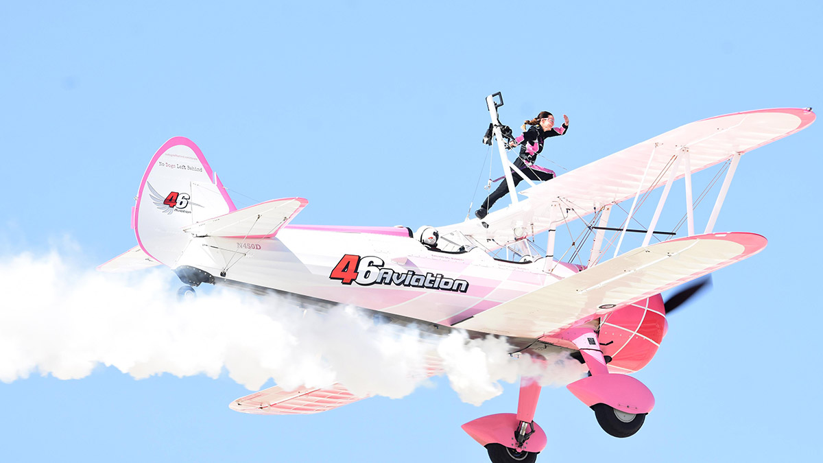 Akrobasi uçağı havadayken kanat yürüyüşü yaptı