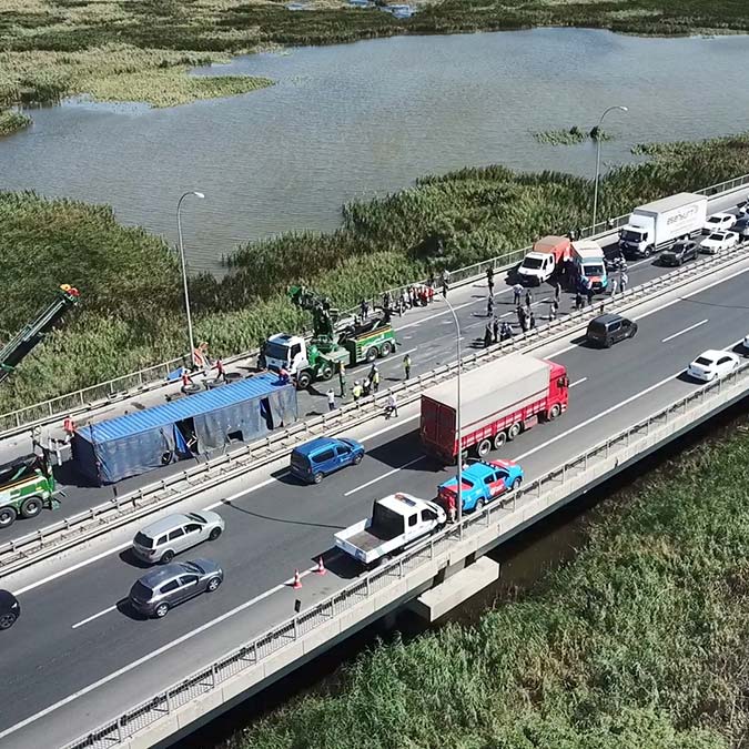 Büyükçekmece'de TIR devrildi