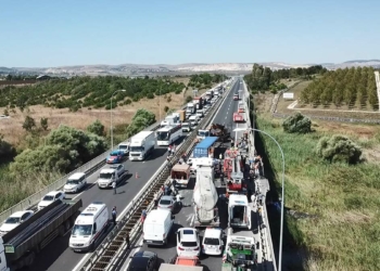 Büyükçekmece'de TIR devrildi
