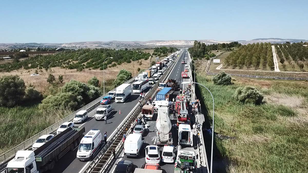 Büyükçekmece'de TIR devrildi