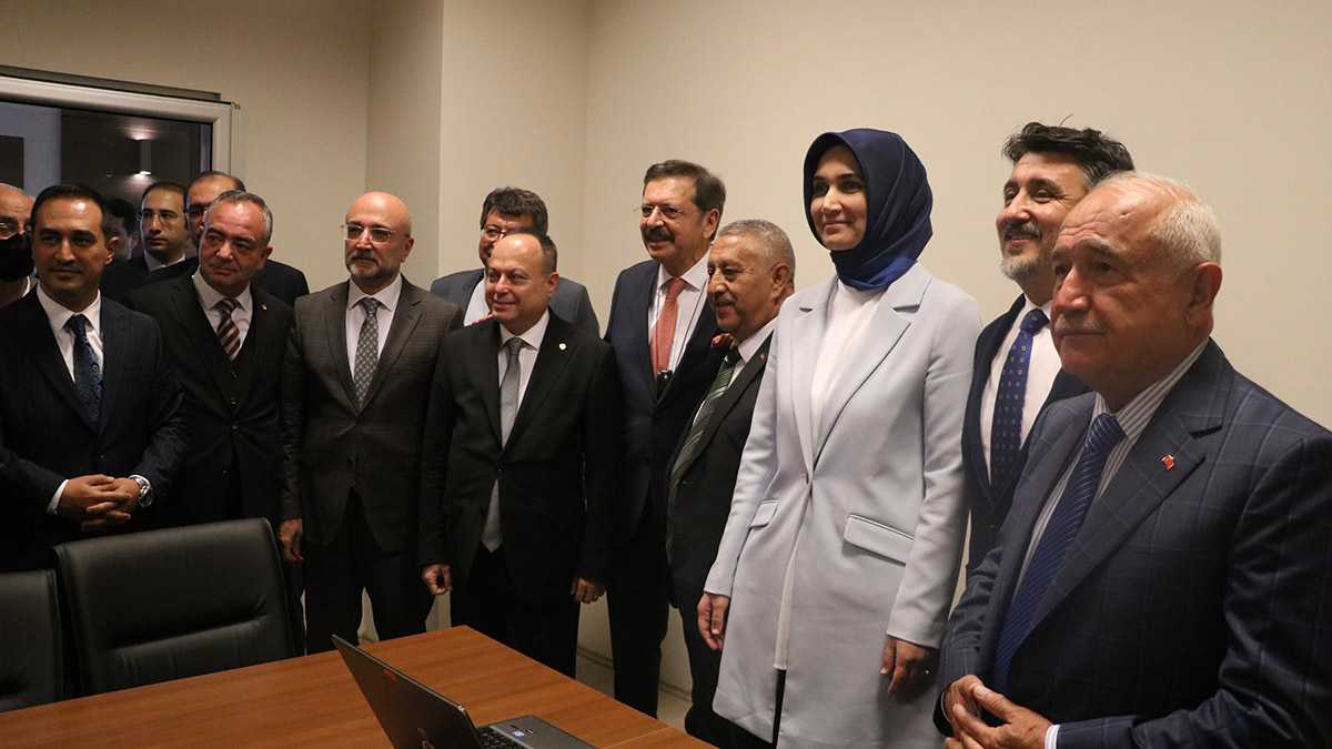 TÜRKİYE Odalar ve Borsalar Birliği (TOBB) Başkanı Rifat Hisarcıklıoğlu, "TOGG fabrikamızı 29 Ekim'de Gemlik'te açılışını yapıyoruz. Hayırlı uğurlu olsun. Allah nasip ederse de mart ayında inşallah Afyonkarahisar'da TOGG arabasını hep beraber göreceğiz” dedi.