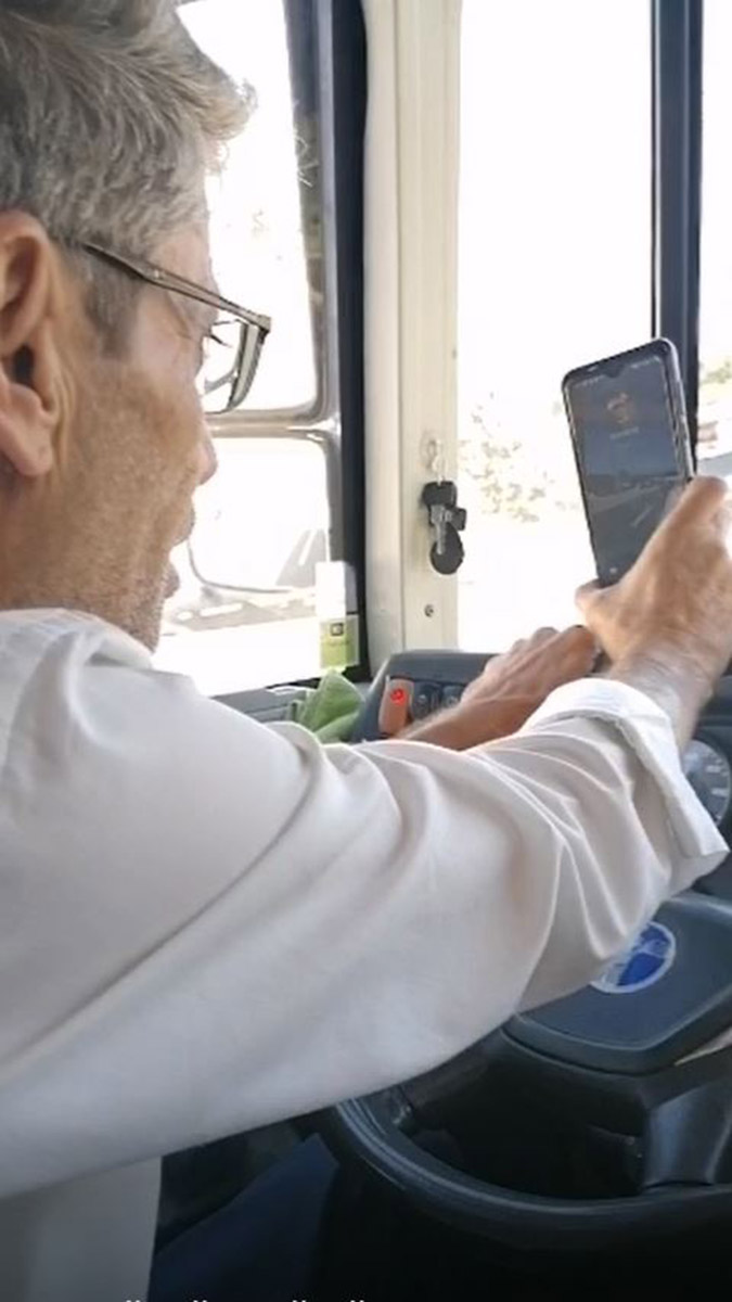 Marmara Cezaevi-Bayrampaşa Otogar seferini yapan İETT şoförü seyir halinde görüntülü konuştu. Otobüs şoförünü, otobüsteki yolcu cep telefonu kamerasıyla görüntüledi.