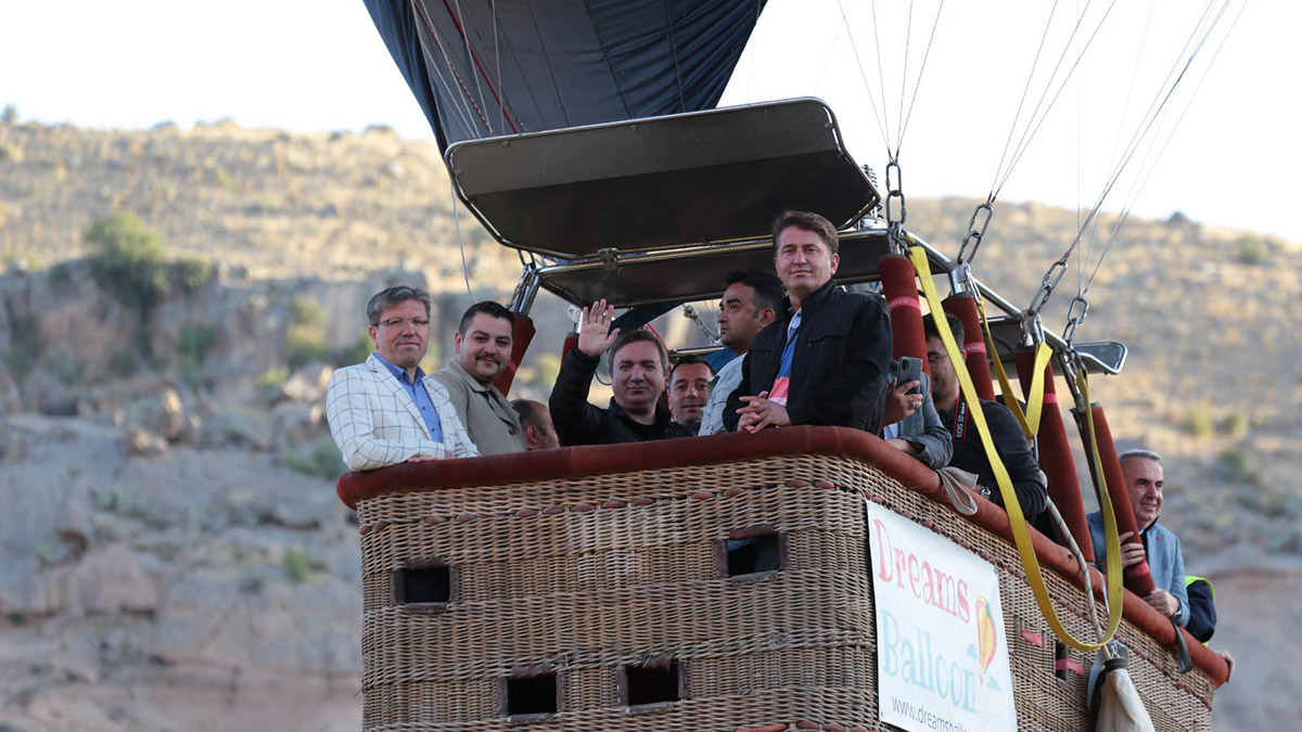 394 merdivenle inilen 14 kilometre uzunluğundaki Kapadokya’nın incisi Ihlara Vadisi'nde balonla yolculuk yeniden yapılmaya başlandı.