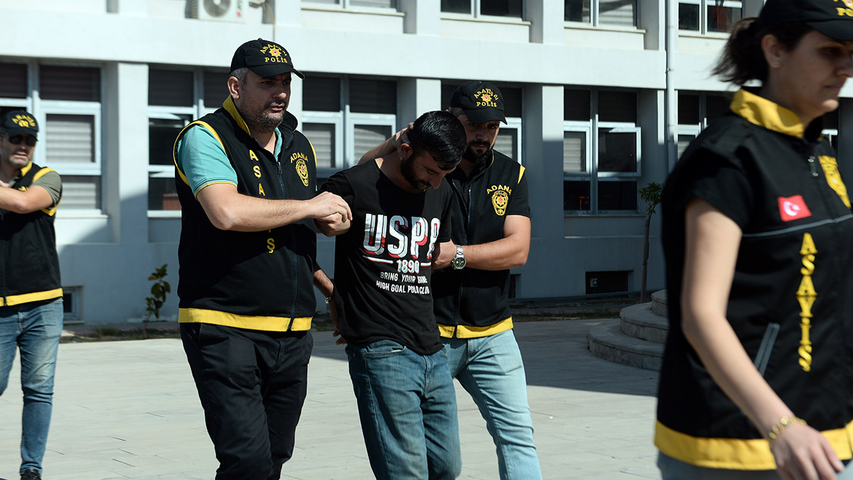 Adana’da Mehmet Resul D. (51), ilişkiye girme vaadiyle aracına binen Gürcü Gökmen (22) adlı kadının arkadaşları Abdurrahman Sarıkuşçu (26) ve Emrullah Acat (33) tarafından dövülüp, cep telefonu, parası ve otomobili gasbedildi.