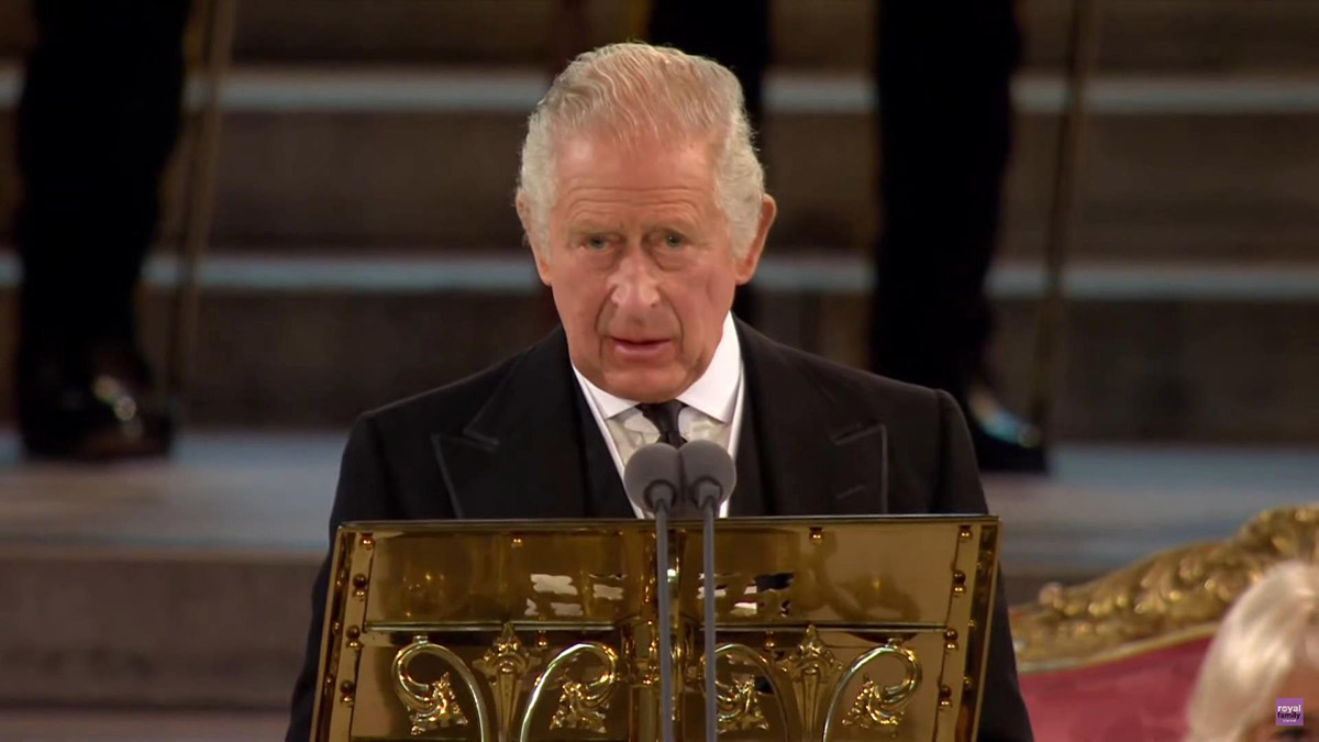 İngiltere’nin başkenti Londra’daki Westminster Hall’da her iki parlamento Kral III. Charles'a Kraliçe’nin ölümü nedeniyle resmi taziyelerini iletti.