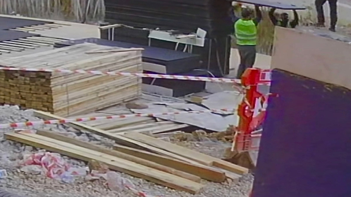 Şantiyedeki beton kalıpları çaldılar