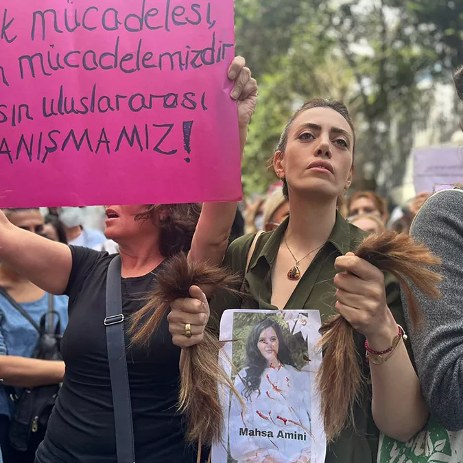 Mahsa amini protestosu; i̇ranlı kadınlar saçlarını kesti