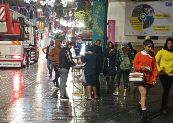 İstanbullular güne yağmurla başladı