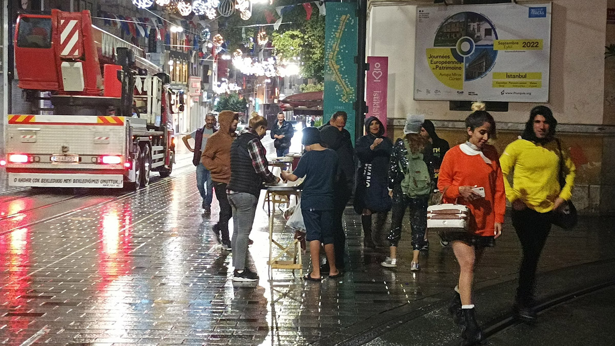 İstanbullular güne yağmurla başladı