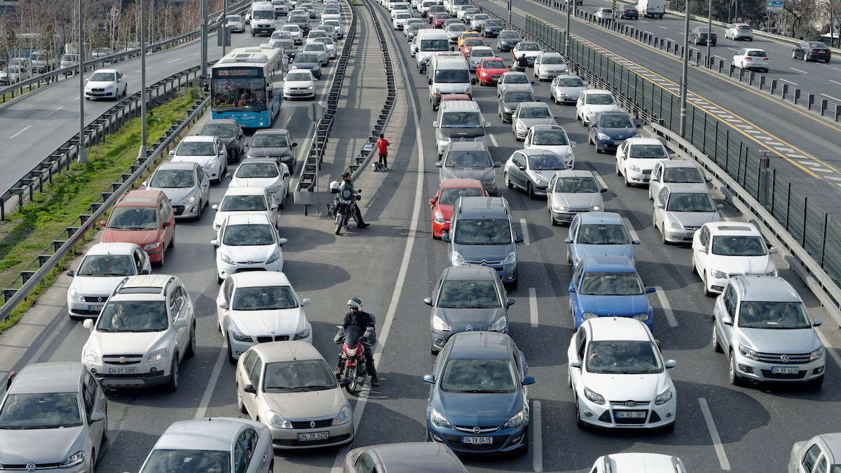 İstanbul'da otomobille 30 dakikalık bir seyahat yaklaşık 19 dakika daha uzun sürüyor. Bu kaybın yıllık bazda 142 saatlik bir zamana karşılık geldiği söyleniyor.